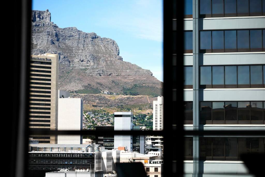 Icon Centre - No Load Shedding! Apartment Cape Town